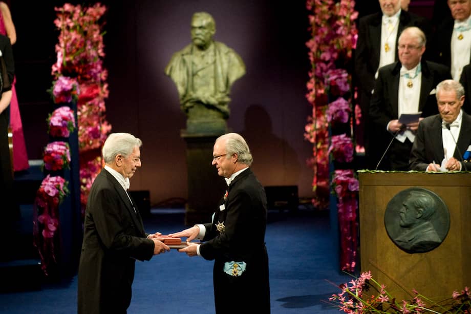 El escritor peruano Mario Vargas Llosa (izq.) recibe el Premio Nobel de Literatura de manos del Rey Carlos XVI Gustavo de Suecia durante la ceremonia de entrega del Premio Nobel en la Sala de Conciertos de Estocolmo, el 10 de diciembre de 2010. El autor peruano murió a los 89 años de edad el 13 de abril de 2025 en Lima.