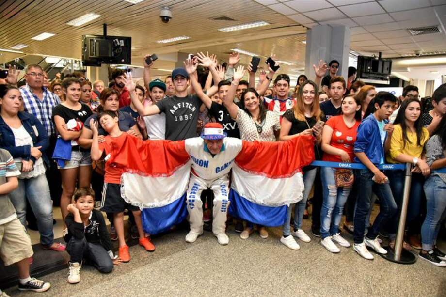 Los hinchas de la selección paraguaya esperan a los futbolistas que derrotaron el jueves a Colombia 1-2. / EFE