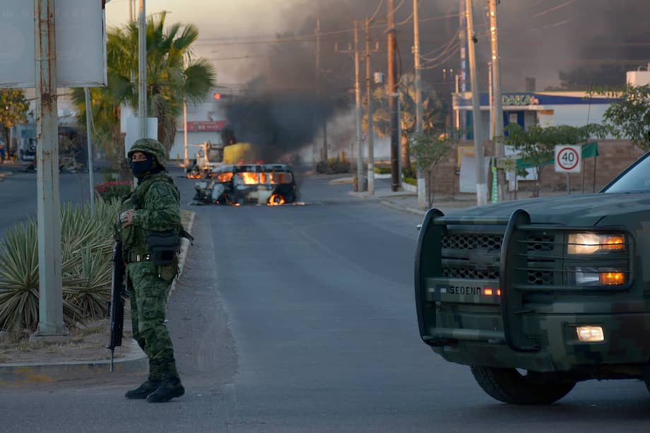 Fotografía de un vehículo de carga calcinado tras los enfrentamientos de fuerzas federales con grupos armados hoy, en la ciudad de Culiacán, estado de Sinaloa (México). Autoridades de Culiacán, en el norteño estado mexicano de Sinaloa, recomendaron este jueves a la población de esa ciudad a permanecer en sus casas debido a diversos enfrentamientos armados en los que se reportaron vehículos incendiados, narcobloqueos, balaceras y despojo de automóviles.