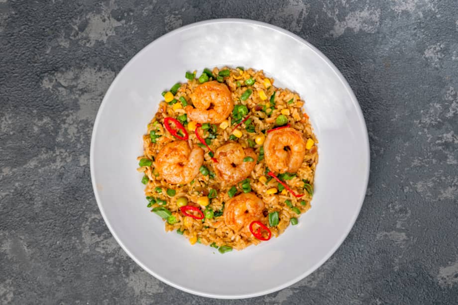 Sirve este arroz con camarón y mariscos con patacones.