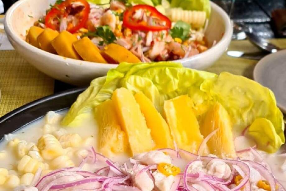 Sazone el pescado con sal y cebolla, y déjelo reposar durante unos minutos para que agarre sabor. / Cortesía: Harry Sasson