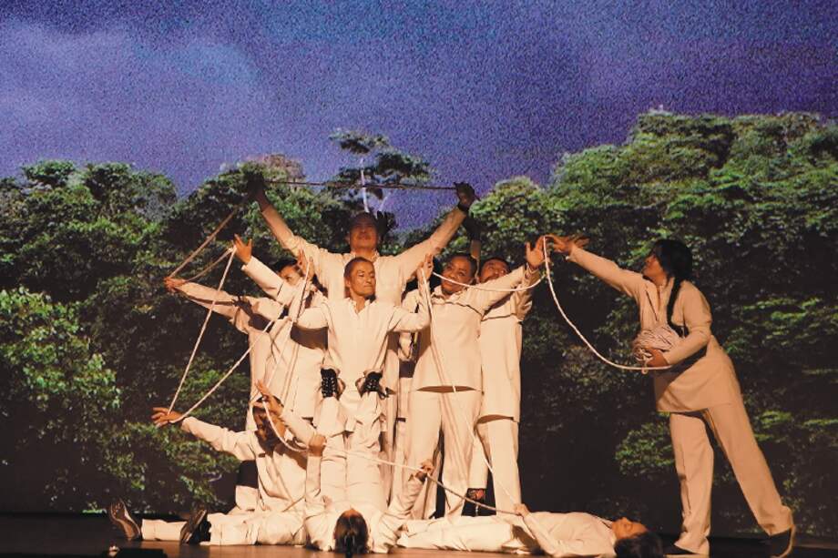 Escena de Victus, obra que se presentará este fin de semana en el Teatro Cólón y que incluye a todo tipo de actores del conflicto armado. / Óscar Pérez.