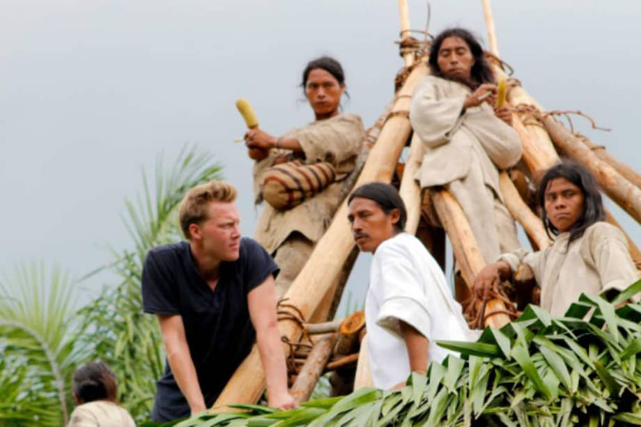 Jago Cooper, junto a indígenas Koguis en su primer viaje a la Sierra Nevada de Santa Marta. / Cortesía