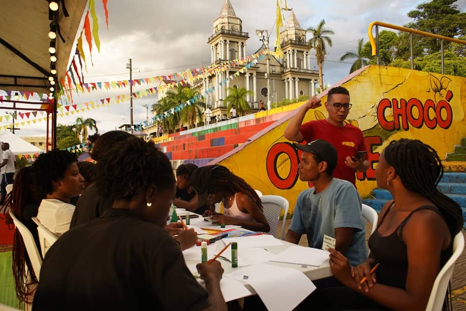 Para los habitantes de Chocó se volvió habitual ver las lanchas llegar al malecón cargadas de libros y enseres culturales.