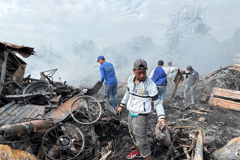 Las autoridades adelantan el censo de damnificados mientras que los bomberos se encuentran en sitio controlando puntos calientes.