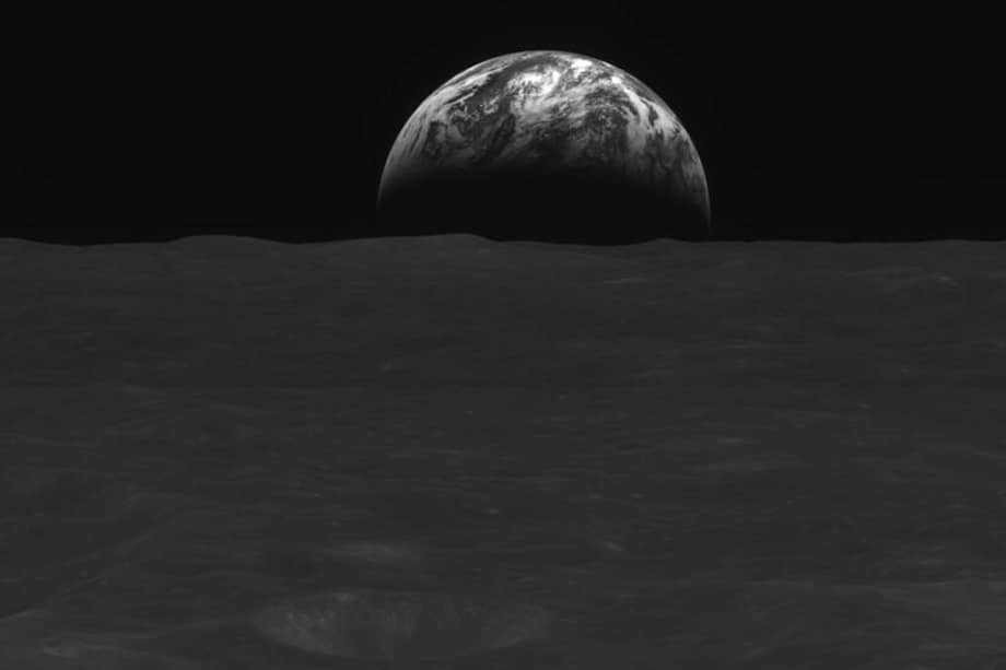 Esta imagen muestra a la Tierra en el horizonte lunar.
