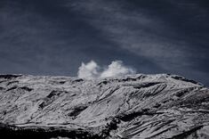 Fumarola sobre el cráter Arenas del Nevado del Ruiz. A casi 5.300 metros de altura, el volcán sigue permanece activo. /Santiago Ramírez.