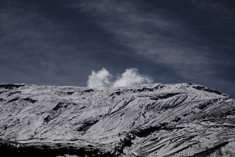 Fumarola sobre el cráter Arenas del Nevado del Ruiz. A casi 5.300 metros de altura, el volcán sigue permanece activo. /Santiago Ramírez.