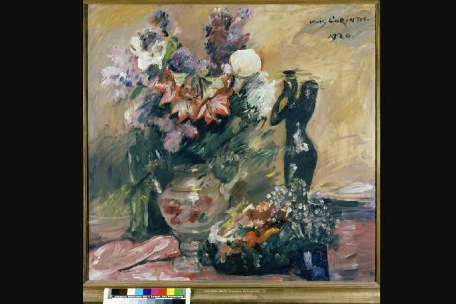 “Blumenstilleben”, o “Naturaleza muerta con flores”, pintado en 1913 por Lovis Corinth, se conserva en la colección de los Museos Reales de Bellas Artes de Bruselas.