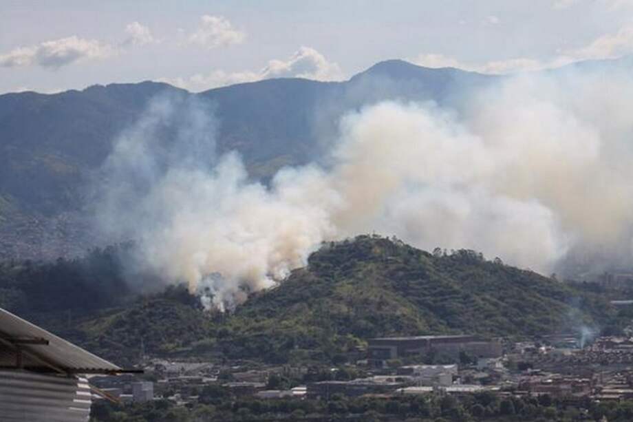 El último incendio se registró en Medellín ocurrió esta semana en el Cerro El Volador. / Telemedellin