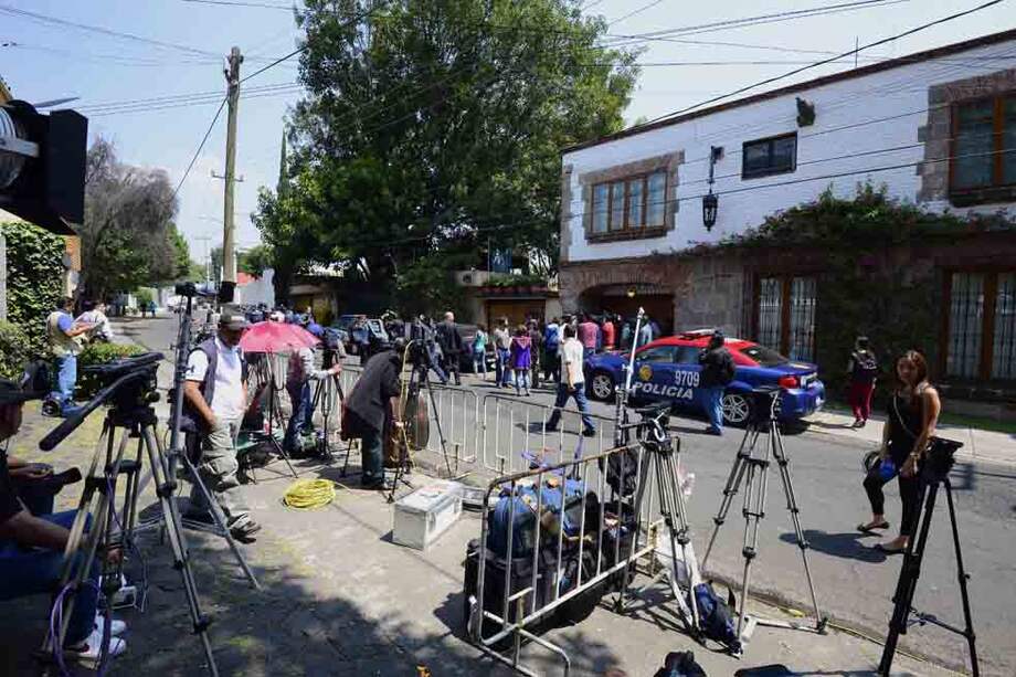 La Calle de Fuego en la colonia Jardines de Pedregal, ayer, frente a la casa de García Márquez. / AFP