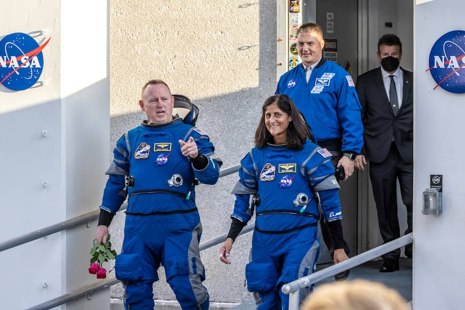 Los miembros de la tripulación, Butch Wilmore (izquierda) y Suni Williams.
