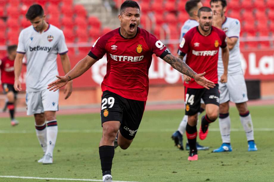 El delantero colombiano del Mallorca, Juan Camilo Hernández, celebra tras marcar el 1-0 durante el encuentro entre RCD Mallorca y UD Levante.