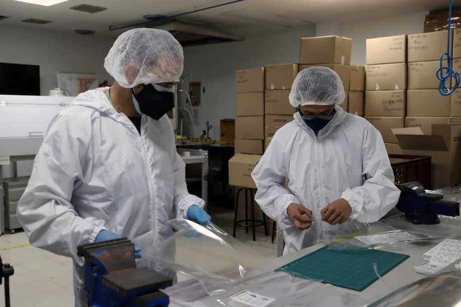 Ahora los estudiantes están fabricando mascarillas.