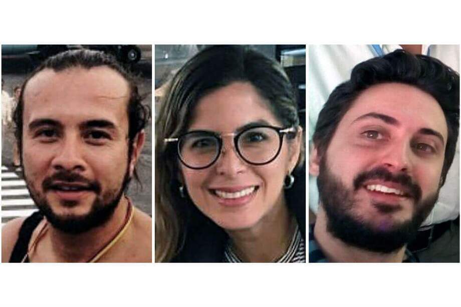 Los colombianos Mauren Barriga (c); el fotógrafo Leonardo Muñoz (izda), y el español Gonzalo Domínguez. / Archivo EFE
