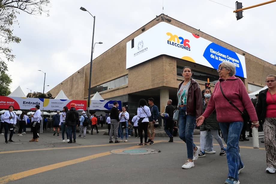 AME1778. BOGOTÁ (COLOMBIA), 08/03/2026.- Ciudadanos llegan al centro de votación Corferias este domingo, en Bogotá (Colombia). Los colegios electorales de Colombia abrieron para una jornada en la que se elegirá a los miembros del Senado y la Cámara de Representantes para el periodo 2026-2030.EFE/ Carlos Ortega