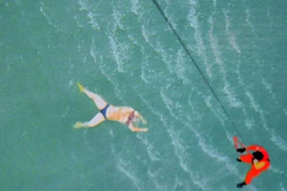 Imagen tomada del video del momento en que rescatan un cuerpo de un supuesto pasajero del Airbus A320-200 que cayó al mar de Java. / AFP