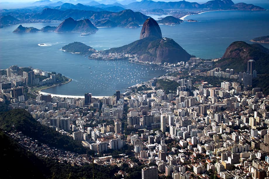 Panorámica desde el Cerro Corcovado, a 710 metros sobre el nivel del mar. Al fondo se aprecia el cerro Pan de Azúcar, en Río de Janeiro, Brasil.