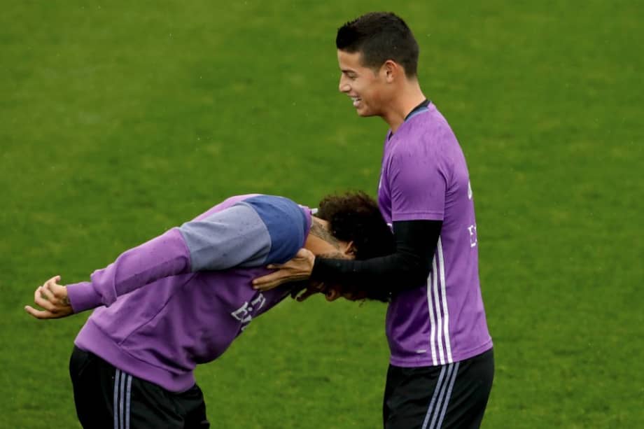 James Rodríguez (d) en un entrenamiento de Real Madrid. / EFE