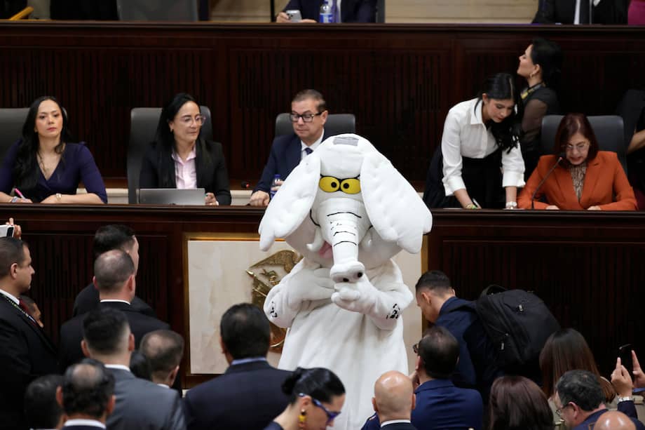 Los congresistas han operado, en muchas ocasiones, como el filtro entre la nación y los departamentos, buscando el favorecimiento de sus burocracias clientelares que luego los ayudan a permanecer en sus cargos.