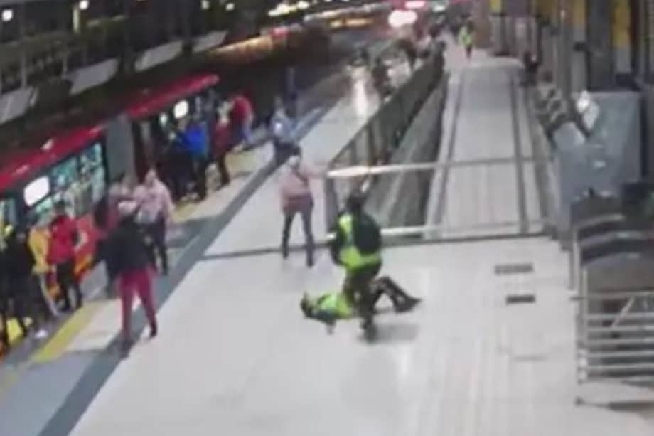 La mujer quedó inconsciente después de haber sido golpeada.