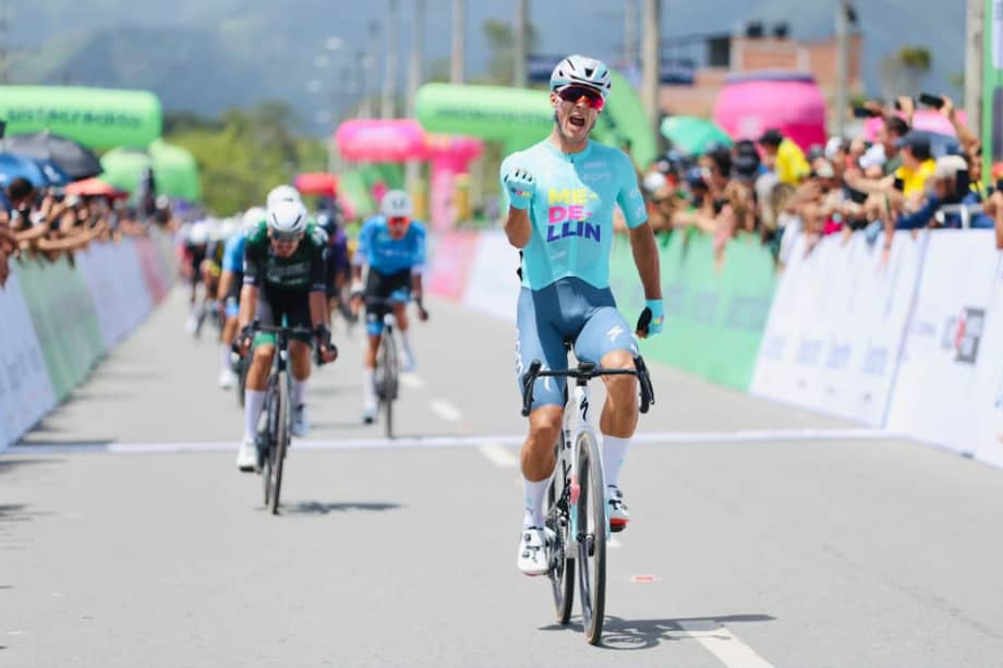 El corredor del Team Medellín se impuso en un explosivo sprint de 300 metros en Pitalito y superó a Kevin Castillo y Brandon Rojas para quedarse con la victoria y el liderato de la carrera.