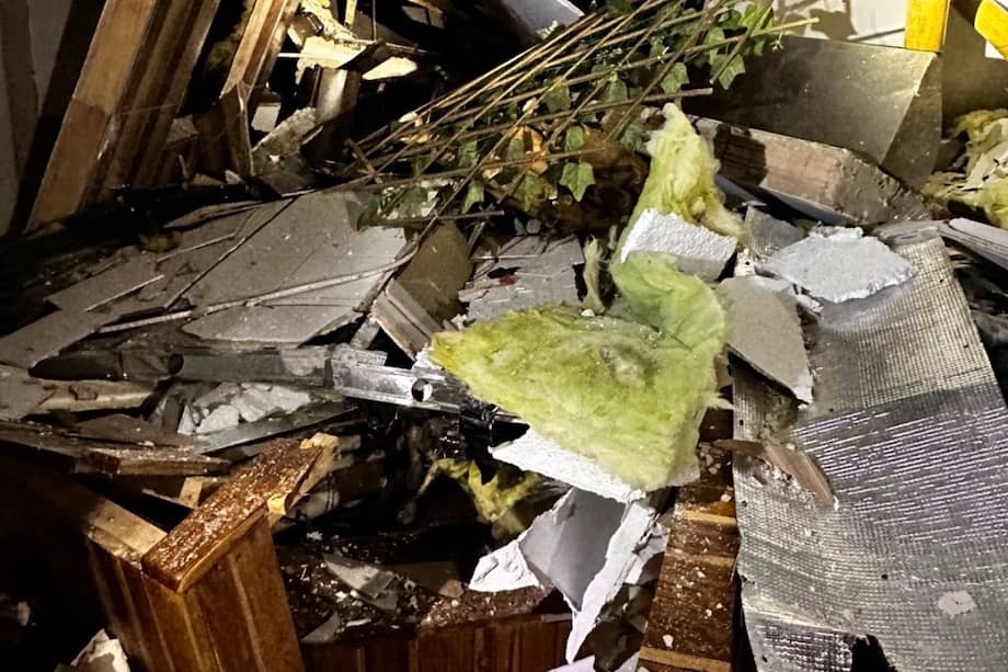 Las autoridades adelantan inspecciones técnicas y análisis estructurales para establecer si existían fallas en las redes, acumulación de gases u otros factores que hayan provocado el siniestro.