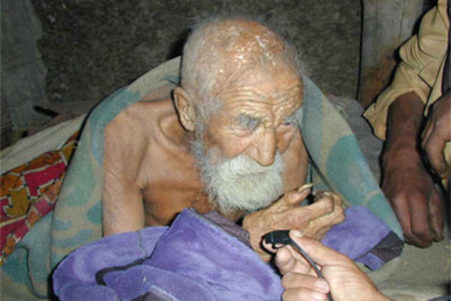 Hombre indio dice ser “inmortal” por tener 179 años