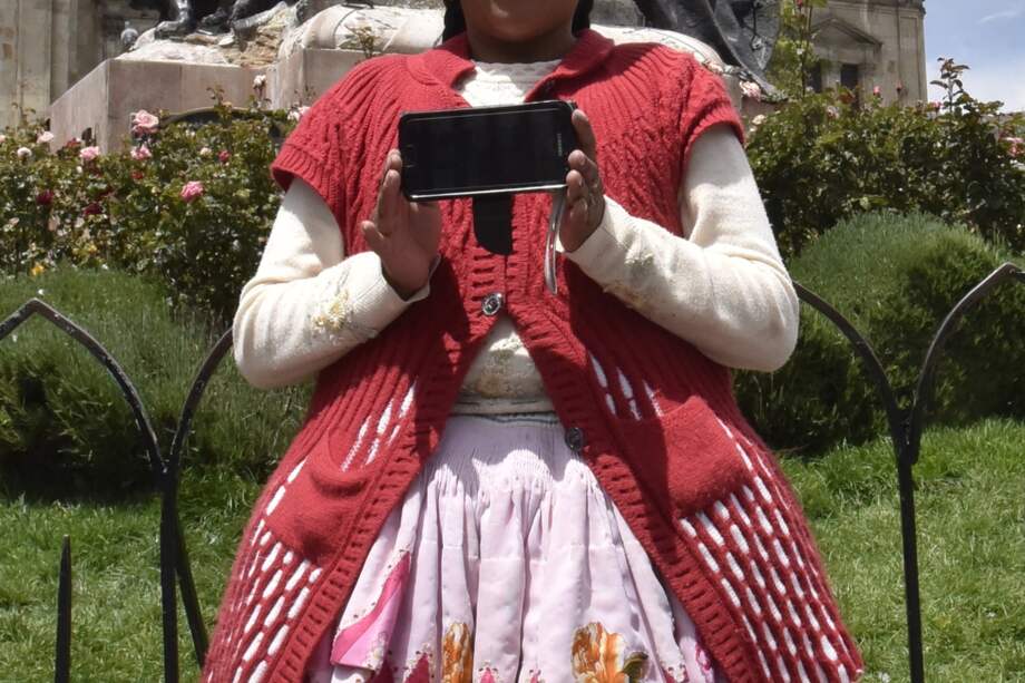 En Bolivia también muchos creen las falsas cadenas que circulan por redes sociales. / AFP