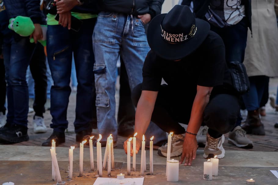 Este domingo en las afueras del estadio El Campín de Bogotá, fanáticos de Yeison Jiménez se reunieron para rendirle un homenaje.. EFE/ Carlos Ortega