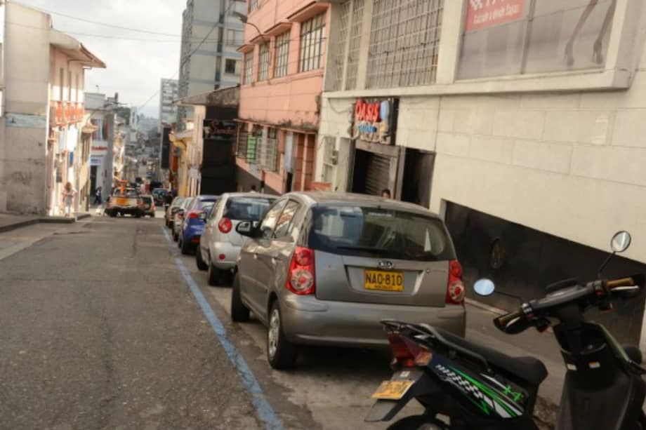 Las zonas azules son espacios destinados al parqueo o estacionamiento organizado de vehículos en la ciudad de Manizales. / Tomada del diario La Patria.