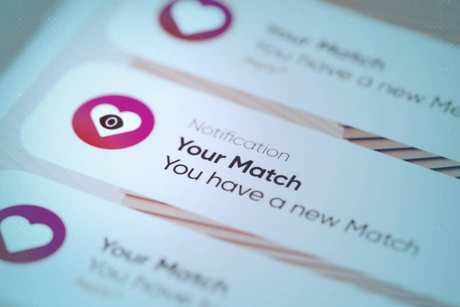 GhostChat solicita múltiples permisos al ejecutarse y presenta una pantalla de inicio de sesión para acceder a supuestos perfiles femeninos bloqueados.