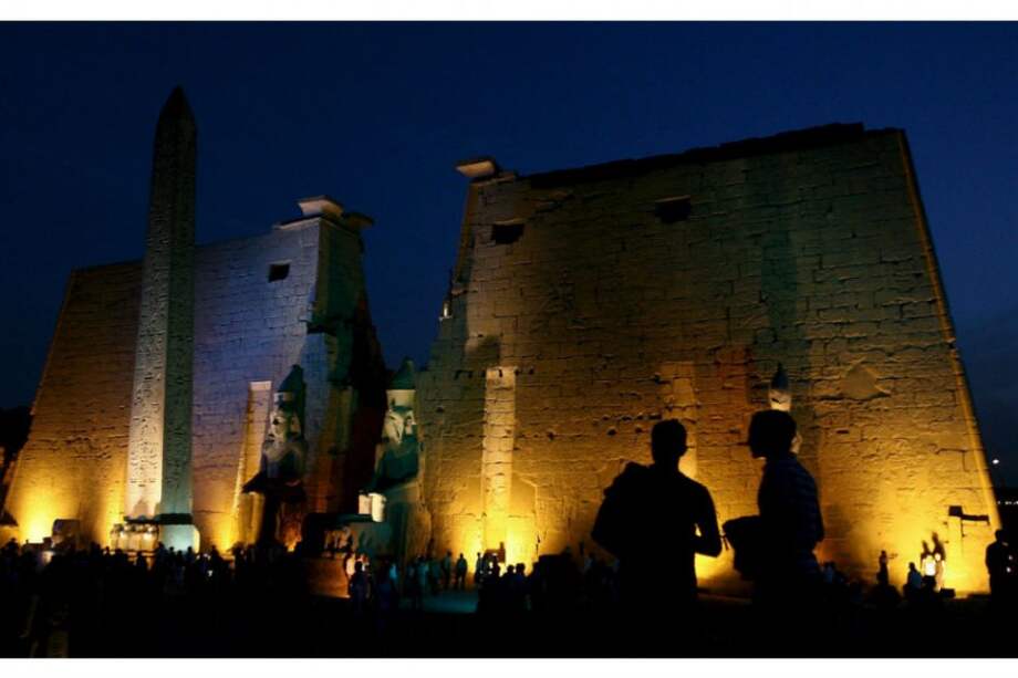 El templo de Lúxor es uno de los principales atractivos turísticos del país. Las estatuas delante de la entrada principal son del faraón Ramses II. /EFE