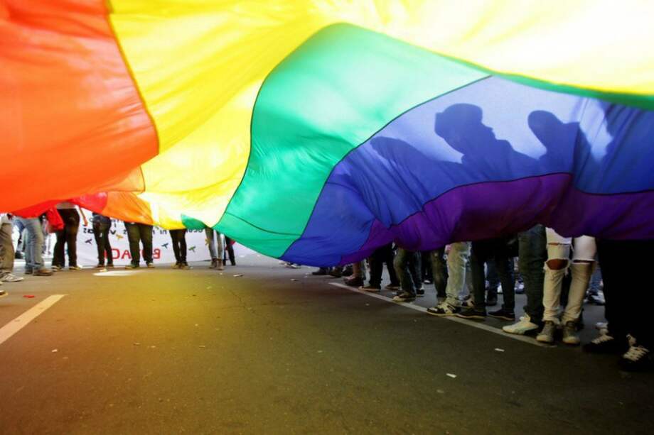 El ejecutivo europeo también quiere endurecer la lucha contra los discursos y crímenes o infracciones anti-LGBT, proponiendo que estén específicamente previstos en los tratados. EFE