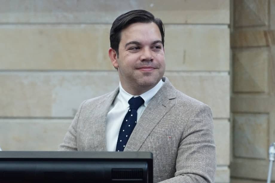 Juan David Vélez es el representante de los colombianos residentes en el exterior, para quienes existe una circunscripción internacional. En ella, solo se contabilizan los votos depositados fuera del territorio nacional por ciudadanos residentes en el exterior.