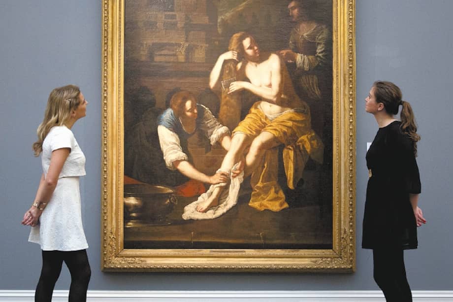 Artemisia Gentileschi retrató la escena bíblica "Betsabé en su baño" alrededor de 1640, enfocándose en la experiencia de Betsabé más que en la mirada curiosa de David en el fondo.