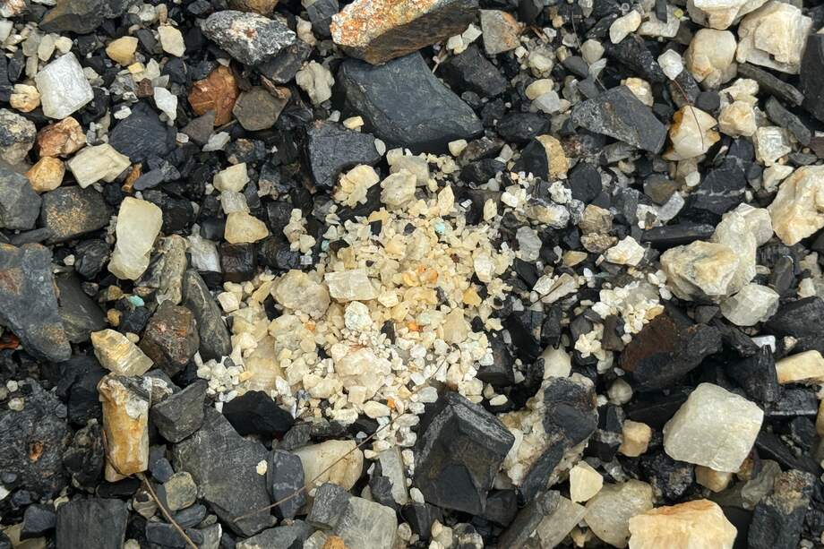 Parte del material extraído (estériles), se estaba depositando al interior de la ronda de protección de la fuente hídrica.