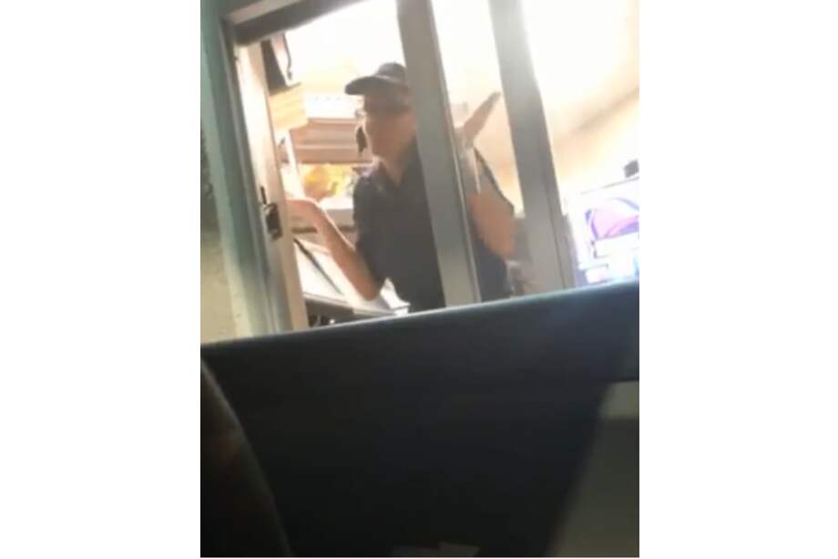 El hecho se presentó en una sucursal de Taco Bell en Hialeah, Florida. / Captura de video