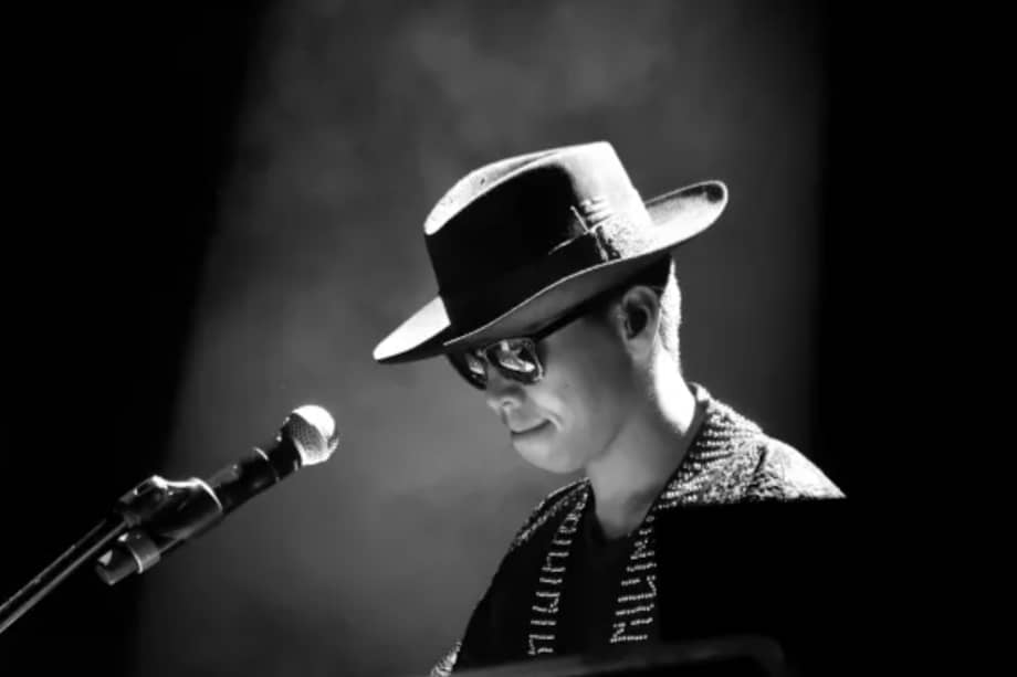 GRACE es un álbum doble, compuesto por veintiún pistas grabadas en la famosa Grace Cathedral de San Francisco.