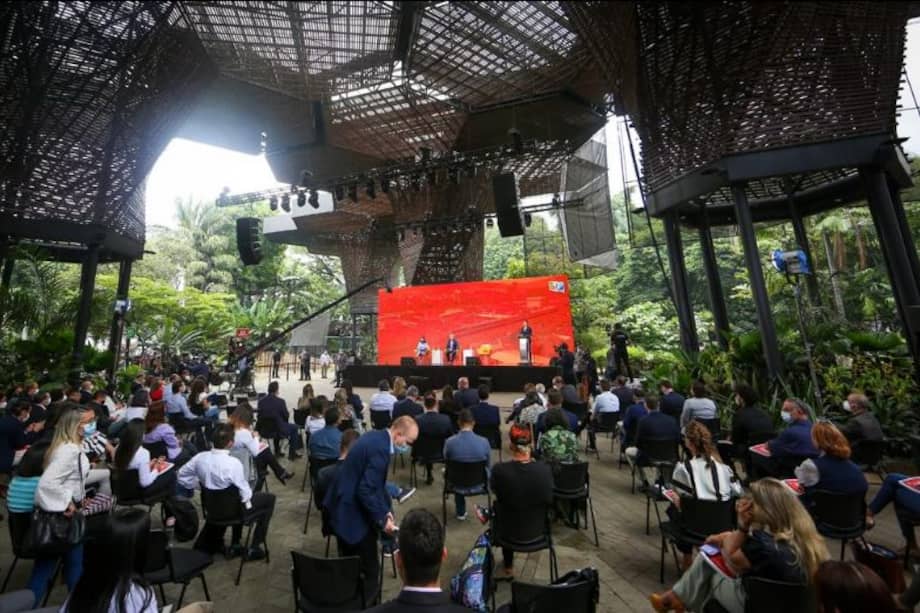 Cary Granat, reconocido productor de cine de Hollywood, presentó la conferencia magistral Re-evolucionando el arte de la taquilla y la inversión internacional desde la producción cinematográfica.