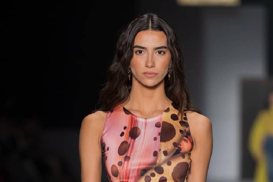Una piel profundamente hidratada y una mirada expresiva son la clave para lograr este look fresco y natural.