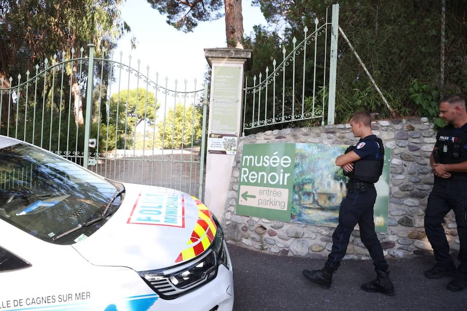 Agentes de policía patrullan frente a la entrada del Museo Renoir tras el robo de cuatro cuadros, valorados en nueve millones de euros, ocurrido en Cagnes-sur-Mer a primera hora de la mañana. Dos de los cuadros fueron recuperados en el jardín del museo, mientras que los otros dos siguen desaparecidos.