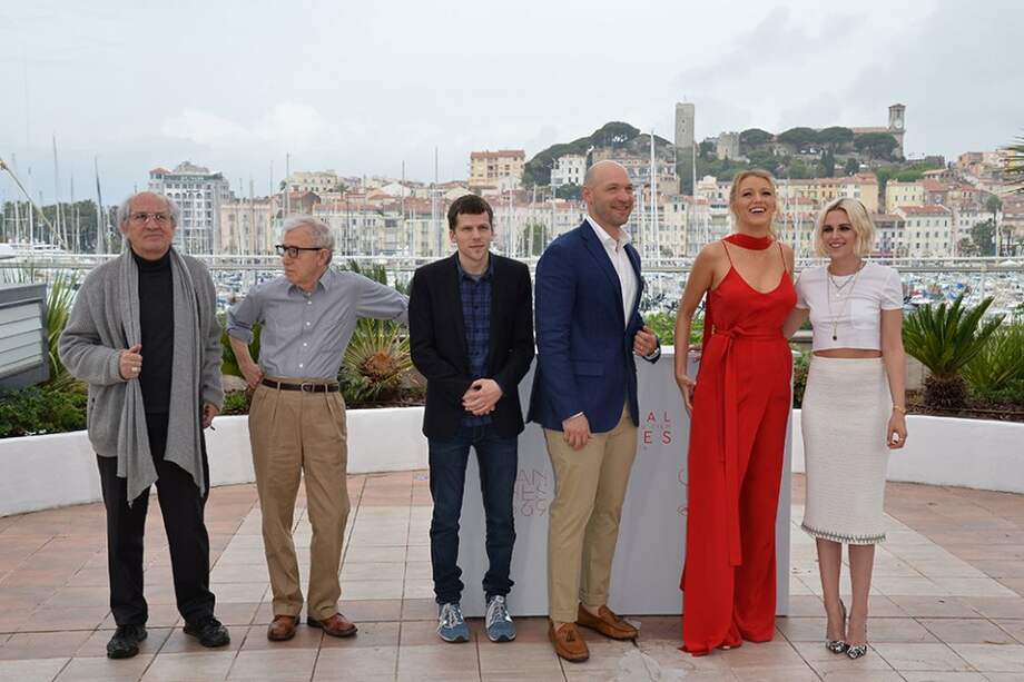 El italiano Vittorio Storaro, el director Woody Allen y los actors Jesse Eisenberg, Corey Stoll, Blake Lively y Kristen Stewart. / AFP