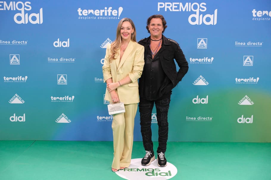 SANTA CRUZ DE TENERIFE (ESPAÑA), 12/03/2026.- El cantante colombiano Carlos Vives (d) y su pareja Claudia Elena Vásquez posa en la alfombra verde previa a la gala de entrega de los Premios Dial, que celebran su 30 edición en Tenerife. EFE/Alberto Valdés