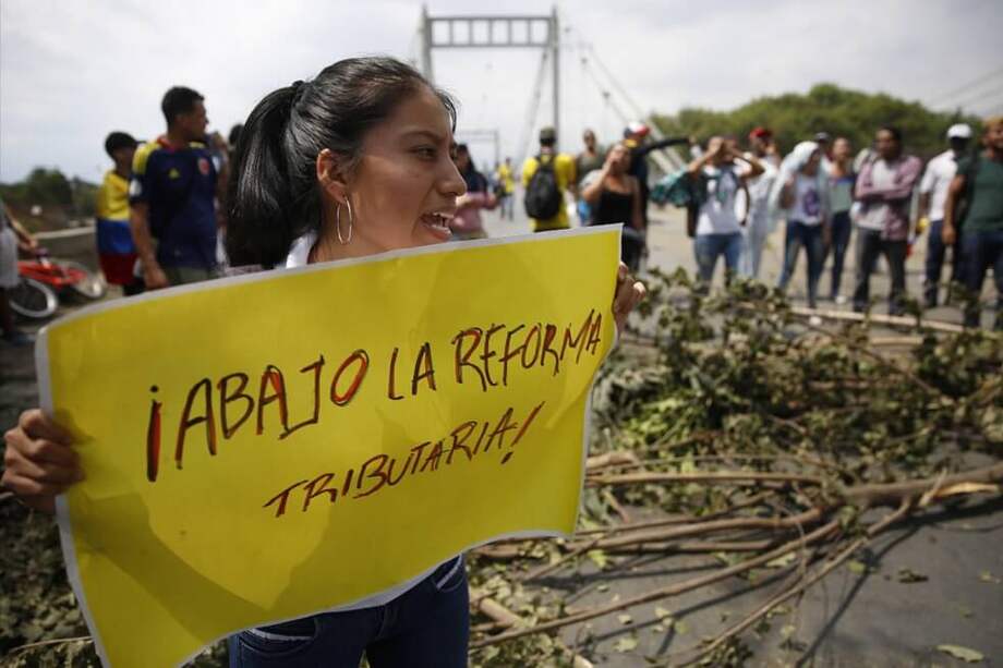 "Cuando las malas ideas se arraigan, no mueren fácilmente", dice Stiglitz en su análisis y parece coincidir con esta manifestante esta semana en Cali. / Ernesto Guzmán jr. / EFE