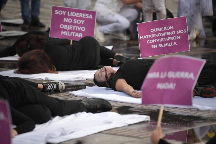 Plantón por los líderes Sociales Asesinados, desaparecidos y en apoyo a las mujeres.
