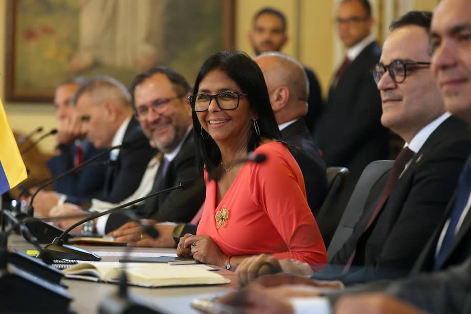 La citación al expresidente español José Luis Rodríguez Zapatero menciona conversaciones en las que aparece incluso Delcy Rodríguez, nueva líder chavista.