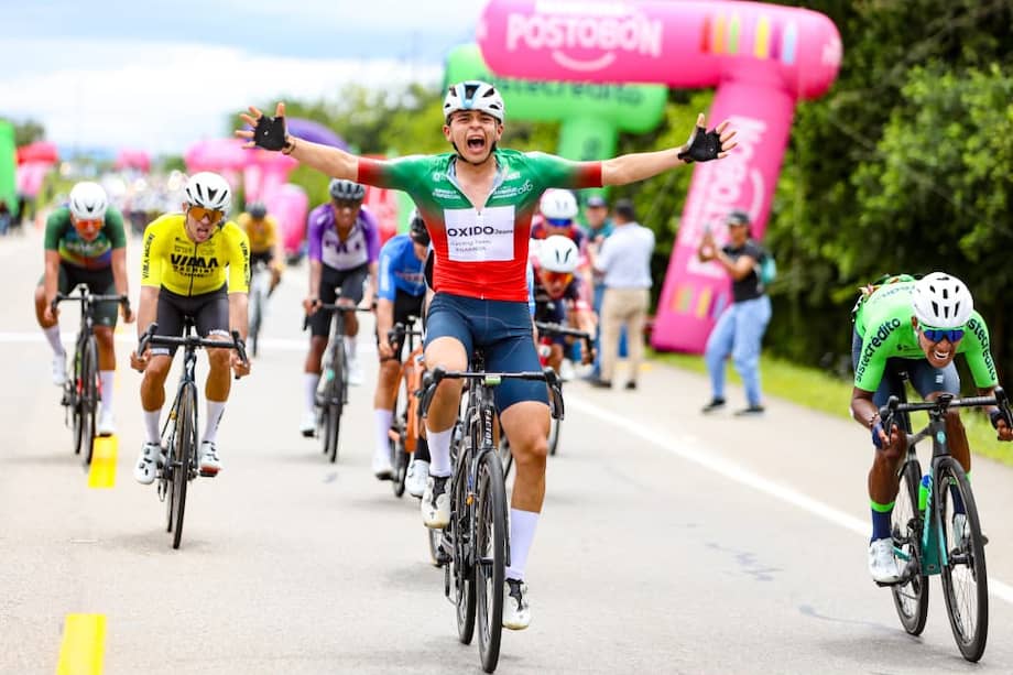 David Vásquez celebra su victoria en Villanueva durante la cuarta etapa de la Vuelta de la Juventud 2026.