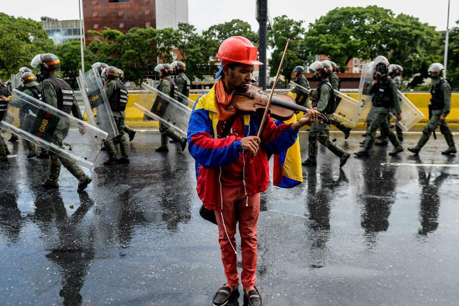 Nicolás Maduro se sostiene mediante el uso indiscriminado de la fuerza y el encarcelamiento de los opositores, así como su pisoteo del ordenamiento jurídico, con decisiones arbitrarias y acomodaticias. / Foto: AFP
