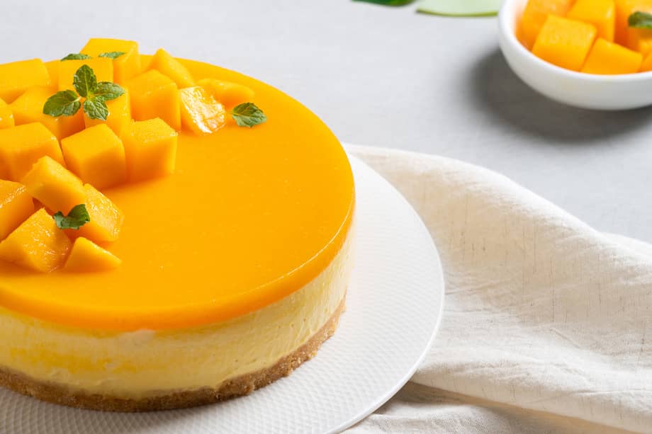 Usa queso crema en esta receta de cheesecake de mango.
